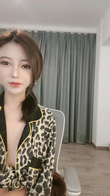 女神级尤物,奶大逼肥屁股翘,完美好身材露脸精彩直播大秀,淫声荡语互动撩骚