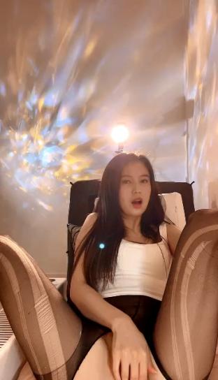 超有韻味的極品女神小少婦,全程露臉開檔黑絲跟狼友互動撩騷