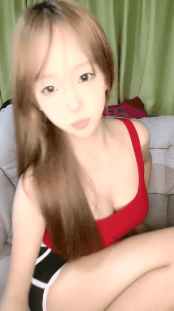 d罩杯漂亮妹妹,来大姨妈很想要,塞着棉棒自摸,掰穴特写,搔首弄姿