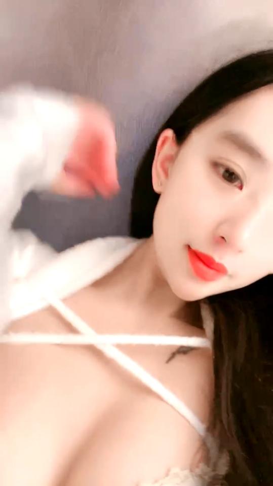 这妞子长的够靓,背上还有诗词呢,全程露脸诱惑狼友发骚,揉奶玩逼掰开骚穴
