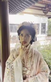 抖音大V反差女神各种场合漏出 约炮外表清纯 内心属实骚 无套啪啪