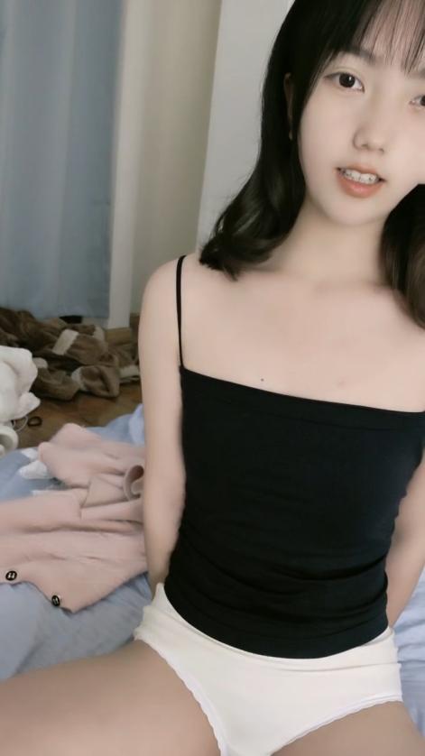 穿吊带的极品学妹露脸精彩大秀直播,跟狼友互动听指挥脱光了发骚