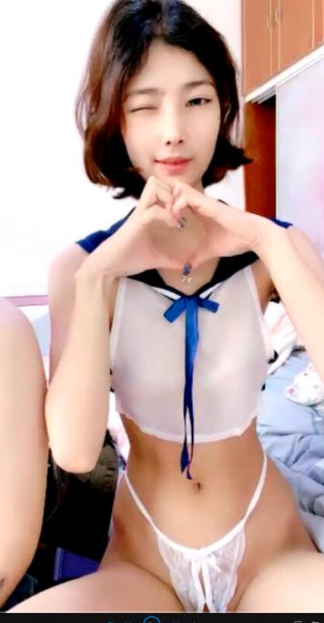 一個瘦瘦的極品妹子露臉全裸自慰，還有一個中性的
