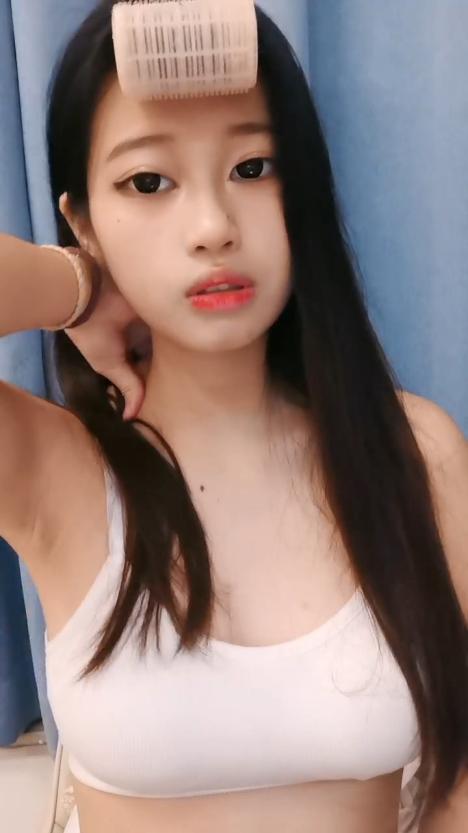 身材顔值都很哇塞的小騷騷,全程露臉跟狼友互動撩騷,聽狼友指揮