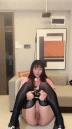 一线天肥穴淫荡骚女!半脱下丝袜看穴!扒下炮友裤子吃屌,好想要