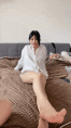 淫荡新人美少妇!抓起大屌贪婪吸吮!高难度姿势,倒着无毛骚逼抽插
