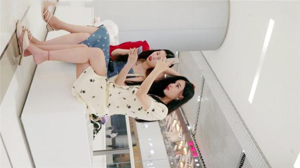 yc商場抄底反複自拍女神級長腿麗人透孔内褲前面隐約看到黑色