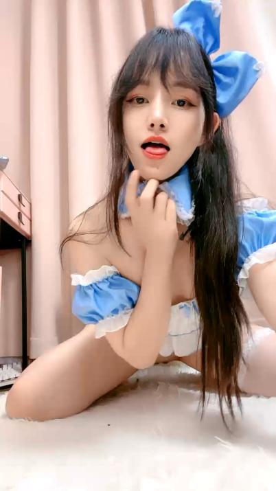 白丝情趣露脸,性感的无毛白虎逼美女精彩直播大秀,全程露脸揉奶玩逼手指抠进去了,水多多特写展示不要错过