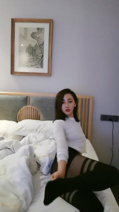 床上的極品誘惑,露臉性感風騷跟大哥啪啪激情,口交大雞巴樣子好騷,讓大哥吃奶道具玩逼舔腳後入爆草抽插