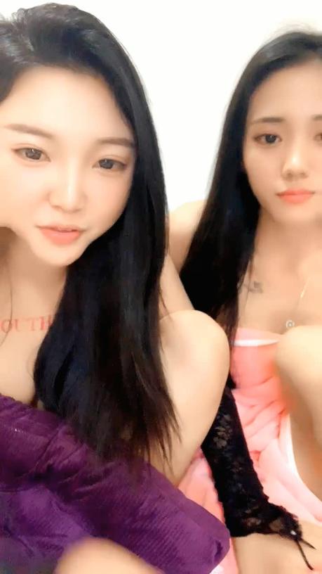 两个颜值不错的姐妹花全程露脸一起诱惑狼友直播大秀，揉奶玩逼看特写道具摩擦骚穴浪叫呻吟