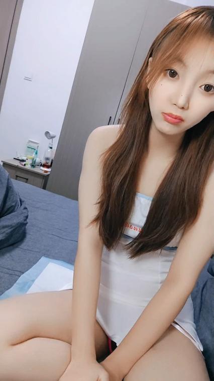 清纯小美女一枚,全程露脸白丝情趣穿着性感的小内衣诱惑狼友,互动撩骚听指挥跳蛋塞逼里道具抽插,呻吟可射3735