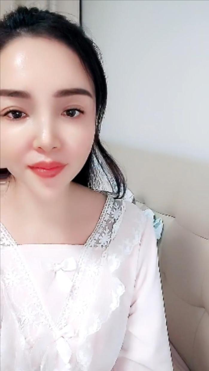 【柠曦】欲求不满饥渴少妇黑丝肉丝腿,鸡巴操嘴骑乘后入,掰逼超清特写里面的粉嫩肉芽,对着奶子和黑丝腿射精