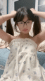 清纯系天花板！18尤物美少女！甜美卡哇伊，黑框眼镜呆萌，脱下裙子贫乳，跪在沙发翘美臀，掰开粉穴