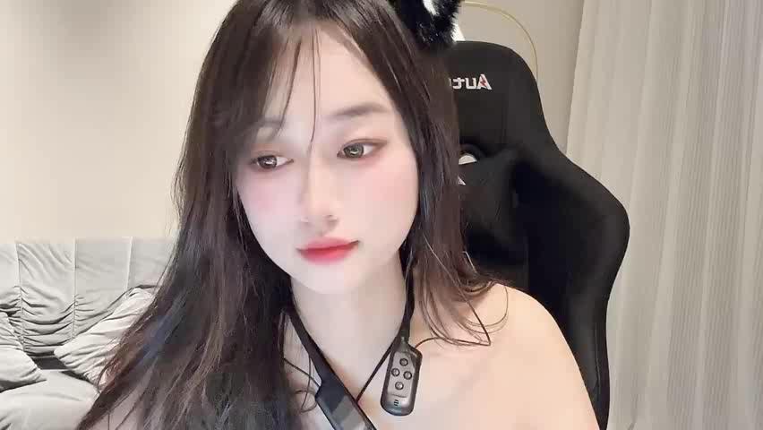 甜美網紅臉，黑絲白皙大長腿，跳蛋自慰，撕爛絲襪 大黑牛加持震動小蝴蝶逼淫水很多