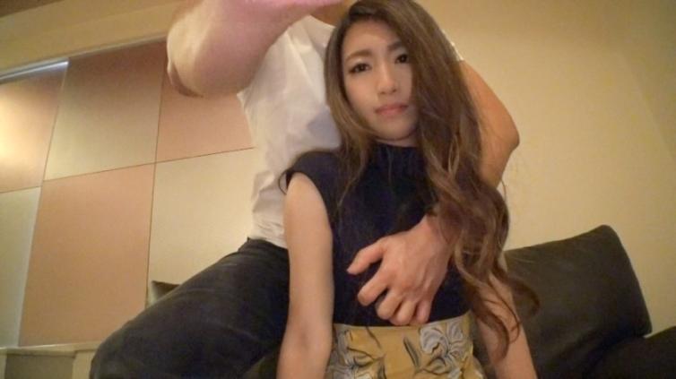 美容部员的私密初体验:网络AV应募的诱惑。- 花 (24岁)