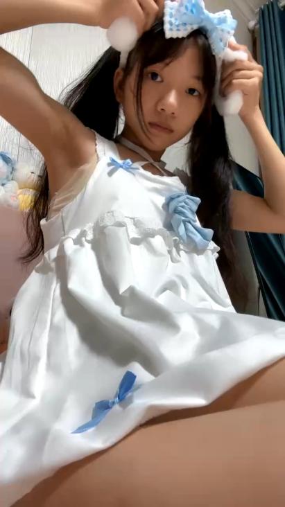 胸小小的妹子,抖音1.6w粉丝的小可爱,全程露脸兼职赚外快,揉奶玩逼看特写