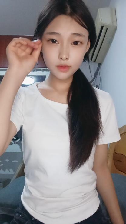 小草莓的诱惑,清纯露脸极品大学生线上精彩展示,完美好身材坚挺的骚奶子,骚穴特写展示,听狼友指挥好刺激