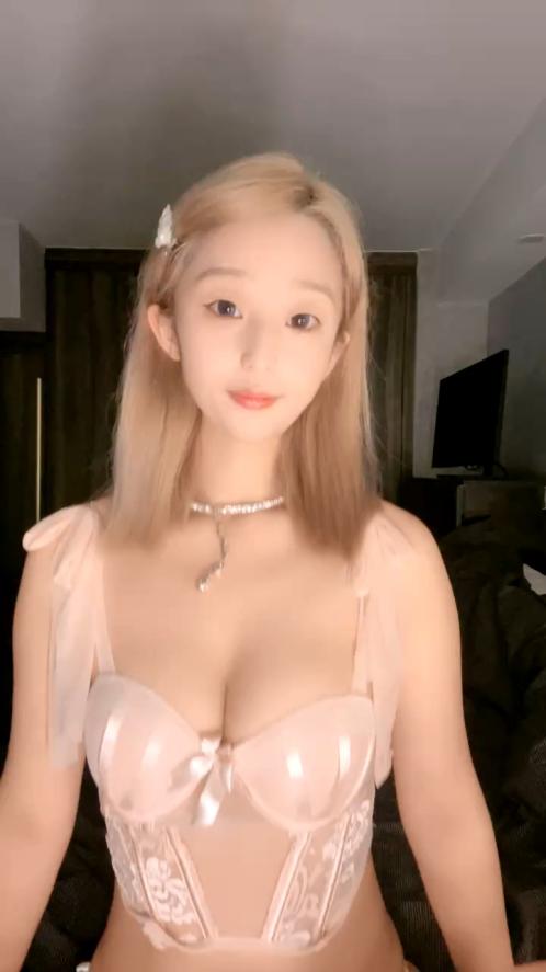 学妹非非露脸初次直播大秀,完美好身材高颜值诱惑,无毛白虎逼水晶棒抽插,淫水多多高潮不断,互动撩骚刺激