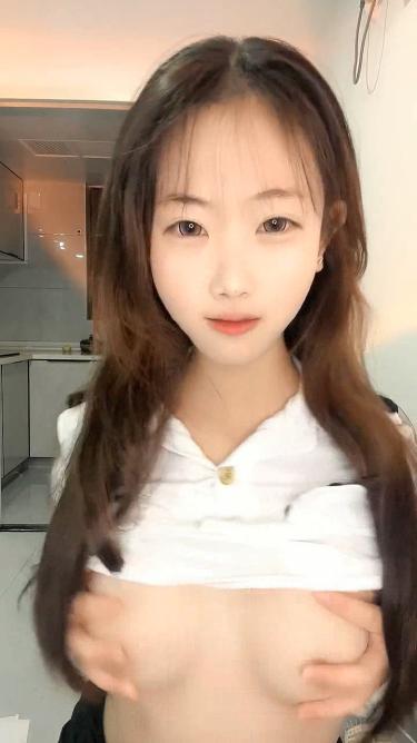 小美女的制服诱惑,全程露脸圆润的骚奶子,特写展示粉嫩骚穴,跟狼友撩骚互动手指抠逼淫水流出自己舔好刺激