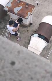 【某某门事件】第218弹 河北定州凤祥园天台爱情故事 楼顶上一情侣激情野战被人拍下疯传！
