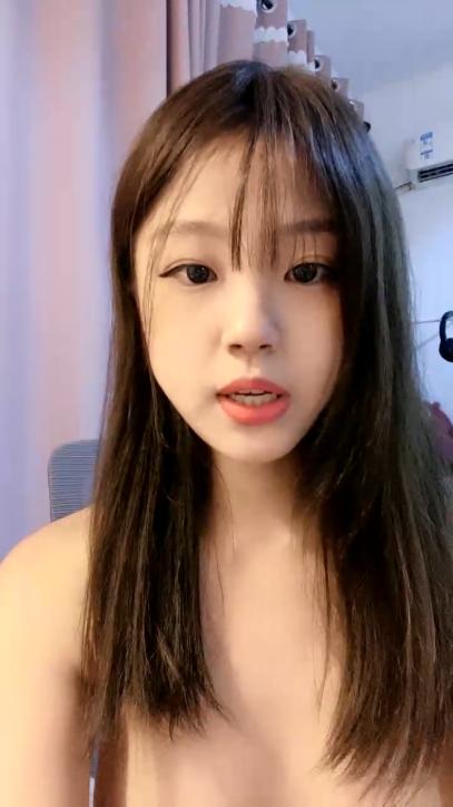 颜值很高的校花女神才艺女主播来大姨妈了还在发骚,全程露脸大跳艳舞诱惑,制服洗澡刺激狼友,紫薇逼逼流血