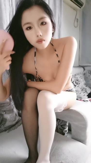 极品风骚人妻丝袜露脸激情大秀啪啪,被大哥压在身下爆草蹂躏,浪叫不止,射完用避孕套蹭逼,玩的真刺激好骚