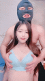 甜美耐操嫩妹妹!兩男一女!攝影小哥旁邊觀衆!抓着雙腿猛怼嫩穴,不盡興到浴缸裏操