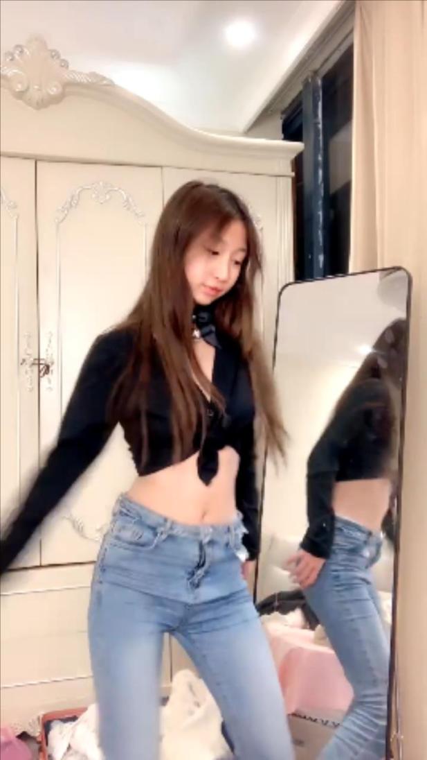 19岁清纯美乳学妹【19女娘子】宿舍偷播 和闺蜜一起互玩