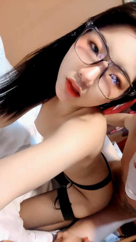 黑丝露脸风情少女被小哥疯狂蹂躏5小时精彩直播大秀，全程露脸揉奶玩逼，多体位爆草蹂躏，浪叫不止表情好骚