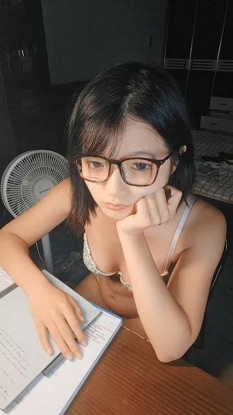 准备考研的大学生全程露脸边学习边跟狼友互动撩骚,还是个无毛小白虎相当狼友的小母狗,掰开骚穴站着尿尿