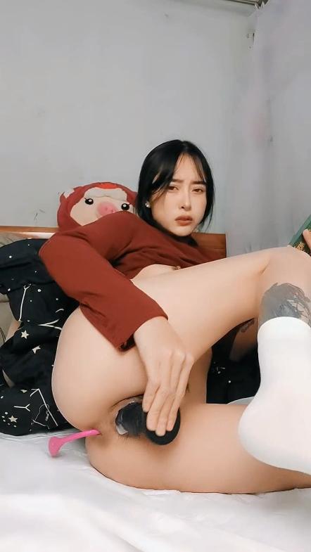 人妻少妇全程露脸一个人在家玩的好嗨啊，菊花塞跳蛋胀满大粗号道具抽插骚穴冒白浆，浪叫呻吟高潮喷水好刺激