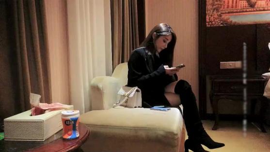 文轩探花深夜场约了个高颜值性感黑衣妹子啪啪,口交互舔床边抱腿大力抽插猛操