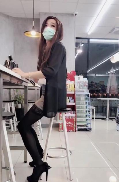 性感御姐ts小莓 带着假鸡巴在便利店里偷偷自慰,总是忍不住上下抽插,诡异的骚动作,头顶还有监控,胆大包天