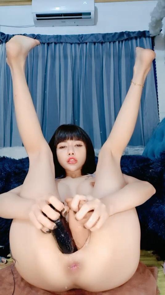 顔值高逼逼大玩的開，爽到極緻，雙道具抽插騷穴，浪叫呻吟，表情好騷，高潮噴水不斷，拳交摳逼，精彩又刺激