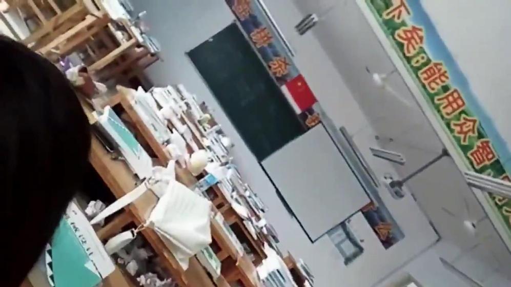 校园情侣思念太久,趁同学们还没来教室,男友解开拉链喂女友吃棒棒!