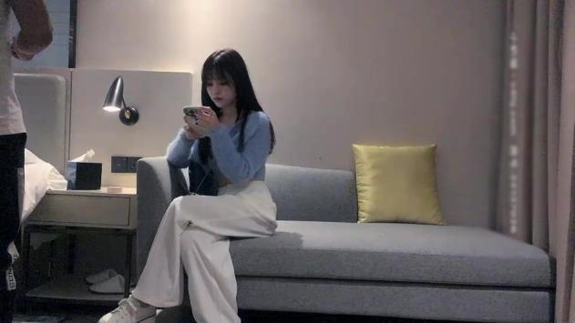 战狼行动深夜场约了个高颜值蓝衣妹子啪啪,互摸舌吻调情口交站立后入抽插猛操