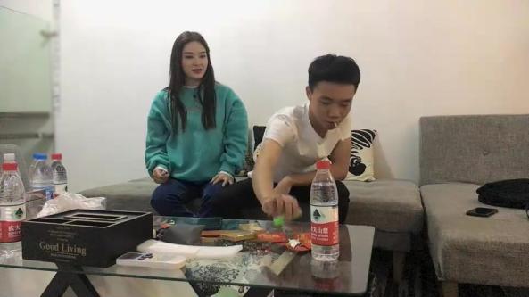步宾探花约了个绿衣颜值不错妹子啪啪,舌吻摸逼调情在沙发上后入大力抽插猛操