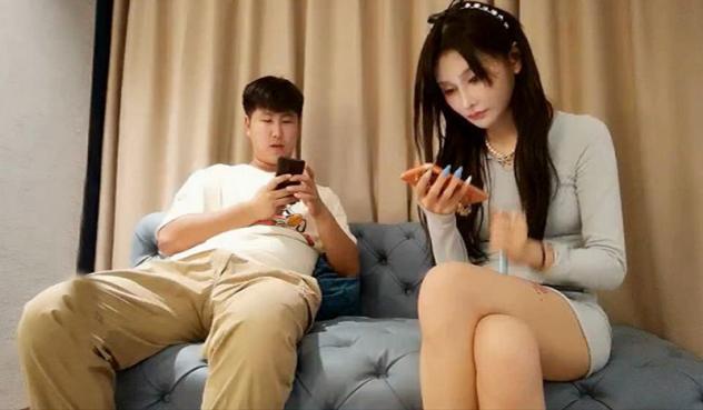 大眼睛卡哇伊狂野纹身女孩，被操得叫床似绵羊，瘦瘦的身材腿还挺长的，身材比例很好，哥们毫不吝啬自己的体力全力以赴