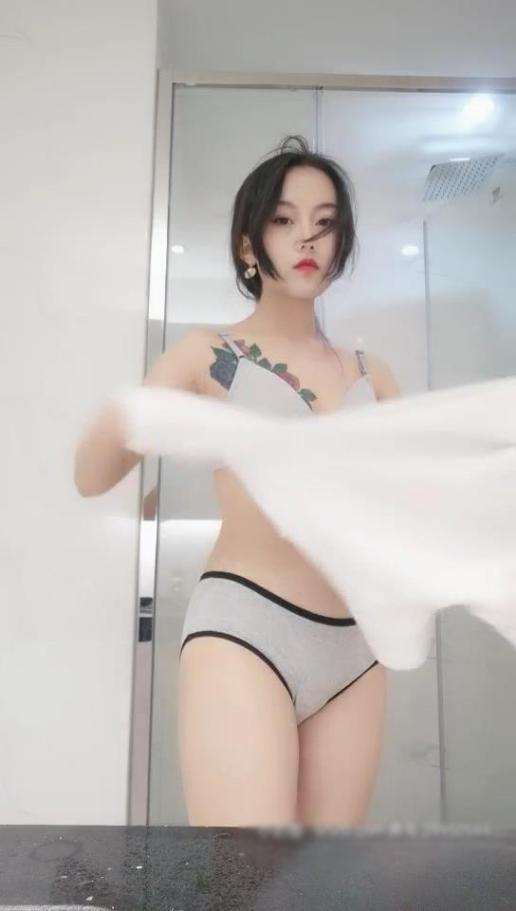 18岁少女下海【大一学妹】,正是豆蔻年华青春的酮体散发遐想,浴室让大家看看女生如何洗澡,洗白白床上被猪拱 呻吟浪叫
