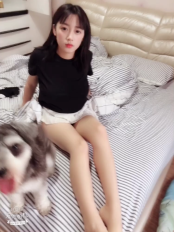 当代高颜值清纯邻家妹妹,周末和狗狗待在屋里无聊,发骚自慰给狗狗看,还给自慰棒乳交,想当那根棒 爽死哦!
