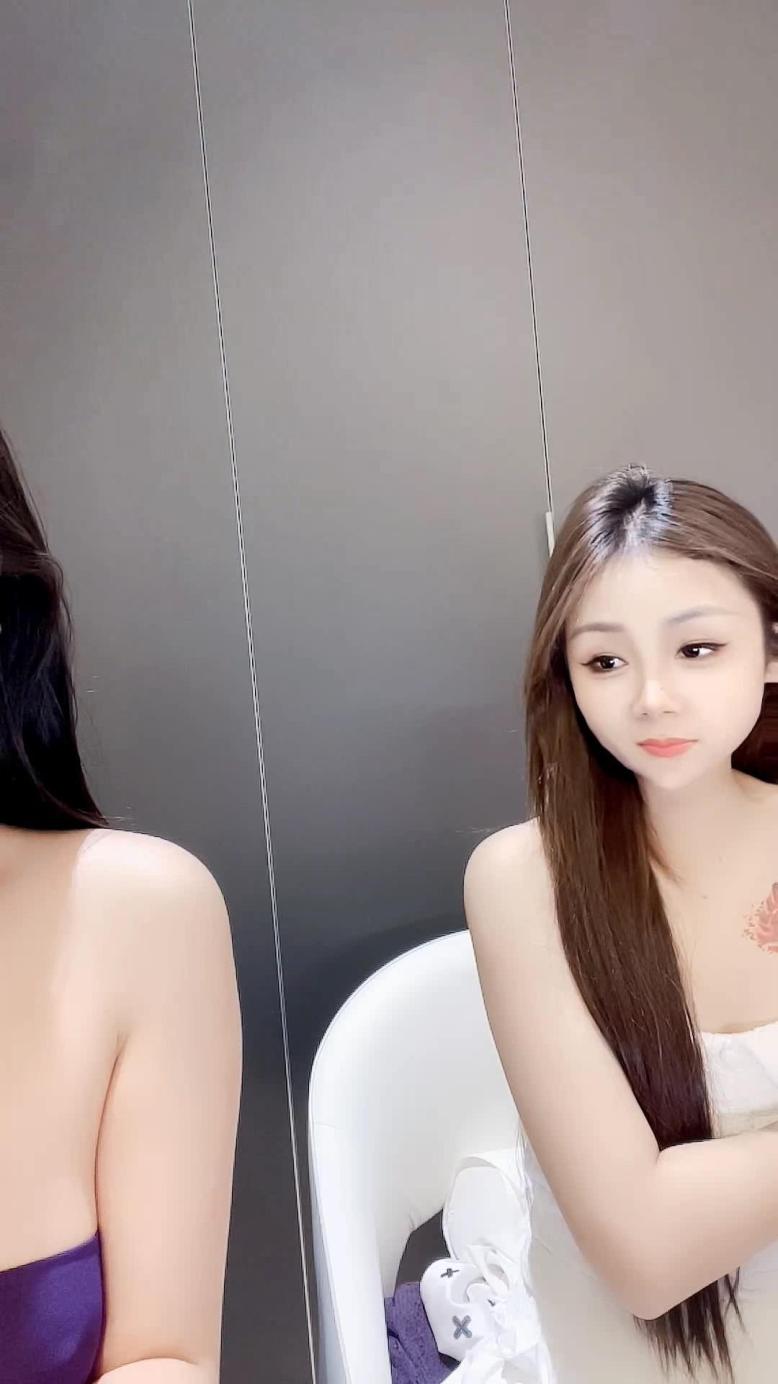 人气女神绝代佳人精彩大秀直播啪啪激情，全程露脸丝袜情趣，口交大鸡巴吸蛋蛋，无毛白虎逼草了骚穴又干菊花