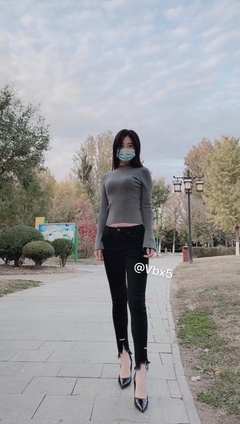漂亮ol小姐姐，下了班，小区楼下放松，跟大叔荡秋千比赛哦！