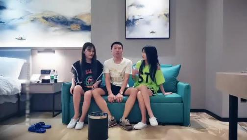 全国探花约了两个挺嫩萝莉萌妹玩双飞,躺着轮着插搞完一个再换另一个,猛操呻吟娇喘诱人
