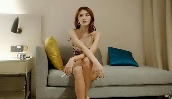 小哥大战妖艳的外围甜美小妖精,身材太苗条了,小哥很轻松就能把她抱起来操,各种姿势暴力抽插半小时太给力了