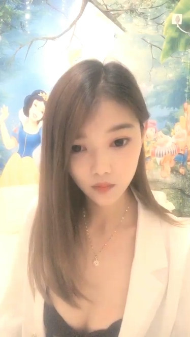 雅妍新人高颜值妹子和炮友啪啪，开档丝袜特写手指扣弄床边猛操