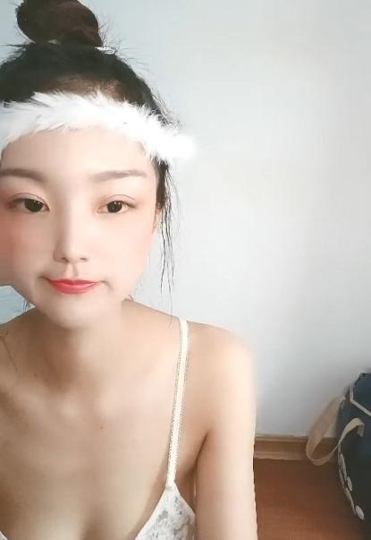 颜值不错的小可爱全程露脸大秀直播，各种情趣丝袜装扮诱惑，跳蛋塞逼里激情自慰跟狼友互动，av棒摩擦