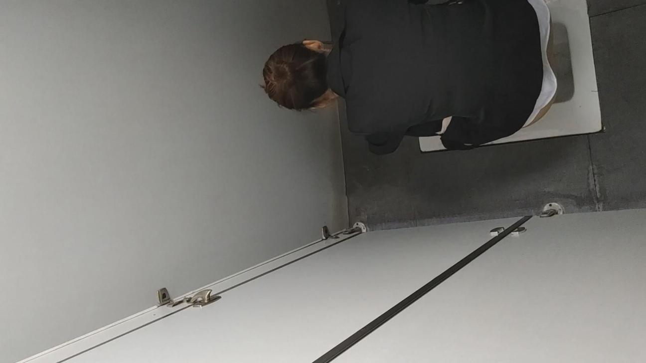 一路跟踪偷拍珠宝店上班的美女 粉嫩小穴