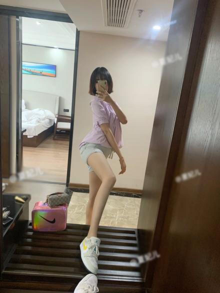 上海名媛ts夏妃儿 贱狗,妈妈的鸡巴大不大,好想舔你的大鸡巴,过来让妈妈舔,淫语诱惑!