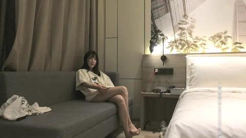 小宝寻花约了个白色t恤苗条身材妹子,舌吻调情沙发上骑坐自己动床上猛操