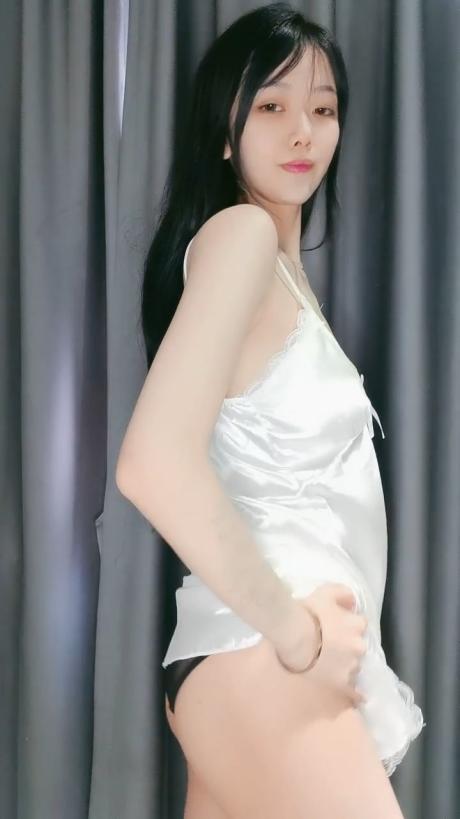 大長腿極品小妞全程露臉誘惑狼友，脫光光性感豔舞刺激狼友，掰開騷穴看特寫，淫聲蕩語摳逼玩弄，淫水多多